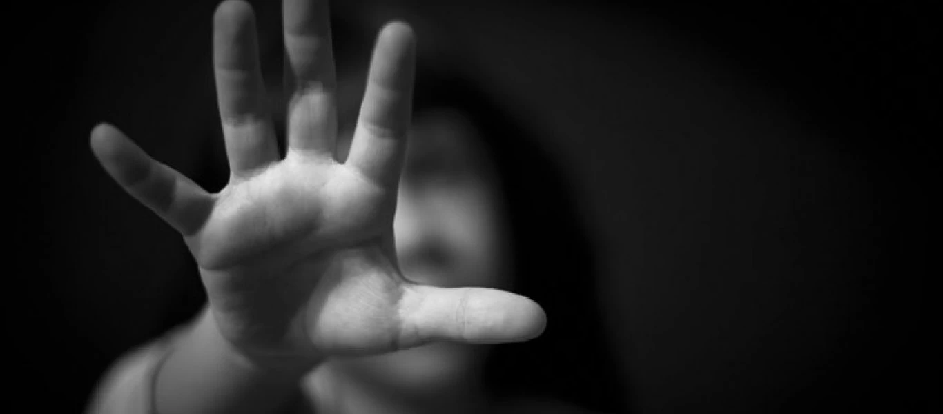 Βόλος: 39χρονος χτύπησε τη 12χρονη κόρη του και την πρώην γυναίκα του σέρνοντάς τες από τα μαλλιά